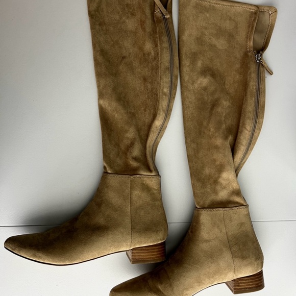 Steve Madden
Color - Celene Tan
Faux Suede
Size - 7.5 - Picture 2 of 8